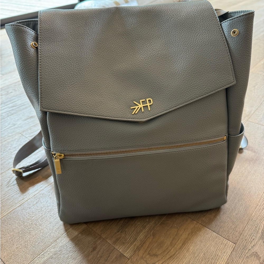 Great freshly picked diaper bag. Excellent condition